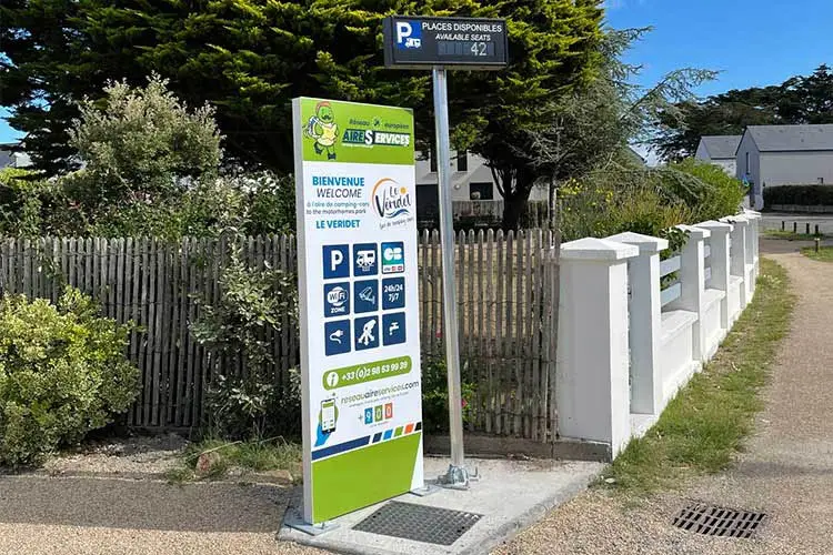 TOTEM SIGNALETIQUE COMPTEUR DE PLACES AIRESERVICES AIRECITY