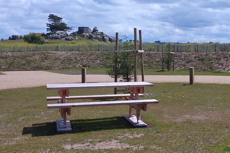 table pique nique AIRE DE CAMPING CAR AIRESERVICES