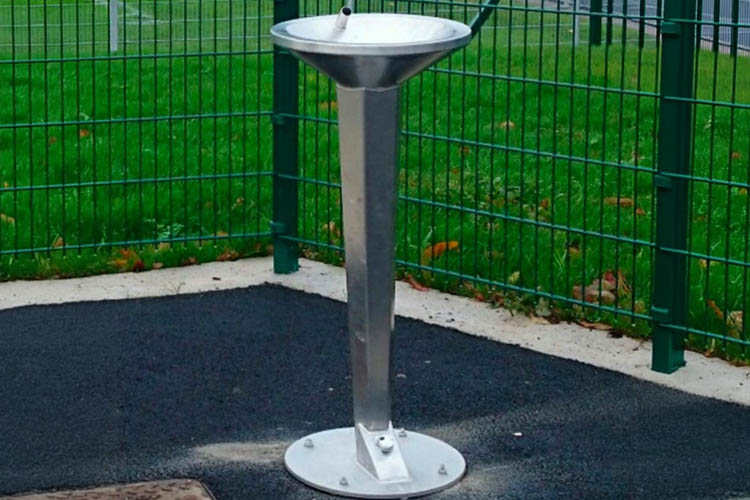 fontaine aireservices airecity pres d'un terrain de sport