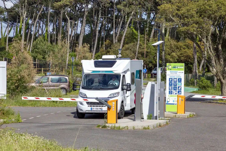 aire de camping cars reseau aireservices ONDRES entree