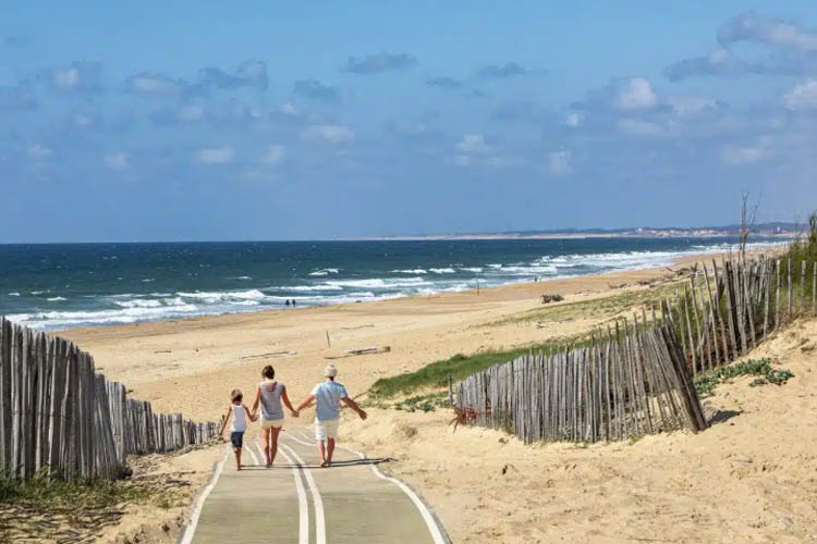aire de camping cars reseau aireservices ONDRES -plage