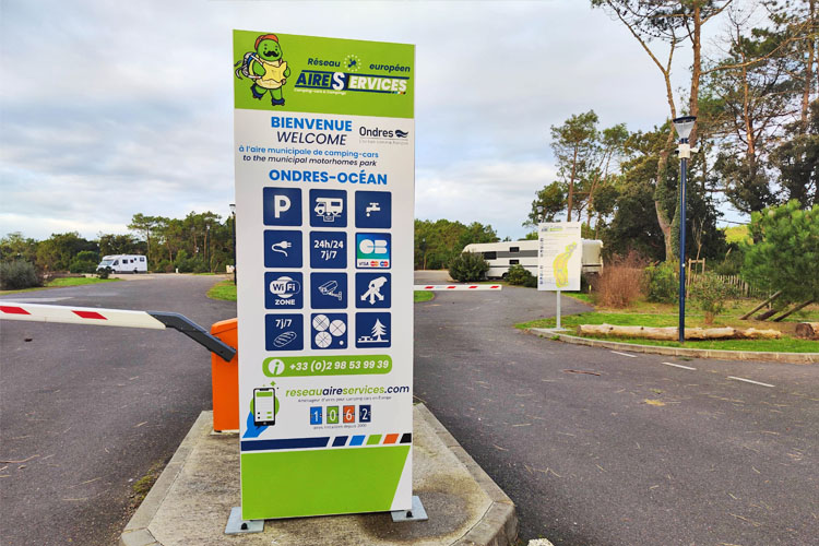 totem signaletique entree camping cars aireservices