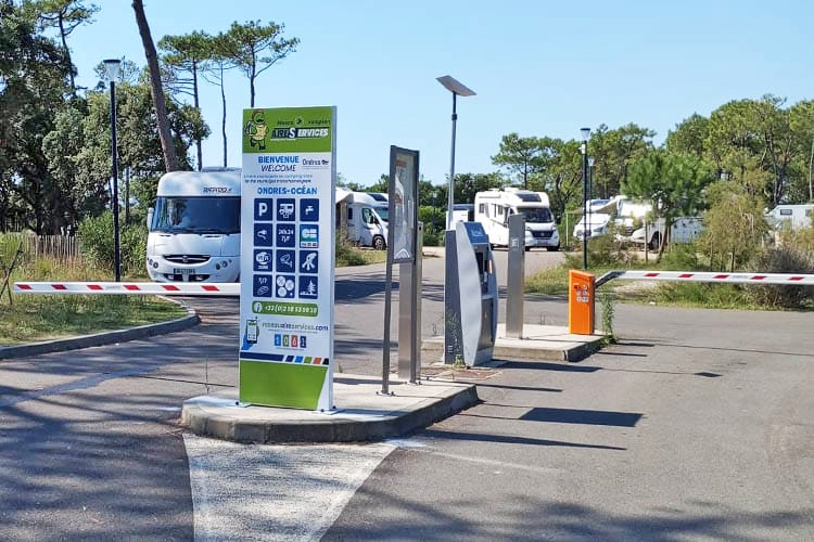 totem signaletique entree aire pour camping cars aireservices