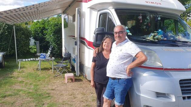 Les époux Creton ont choisi l’aire de camping-car de Landerneau (Finistère) pour poser leurs bagages. En 20 ans de voyage, ils n’ont jamais vu autant de monde sur les routes. | OUEST-FRANCE