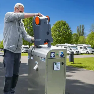 Borne de services pour camping-cars AireServices réf. 7035, équipée pour la vidange des eaux usées, le remplissage en eau potable et la distribution d’électricité sur aire de camping-car.